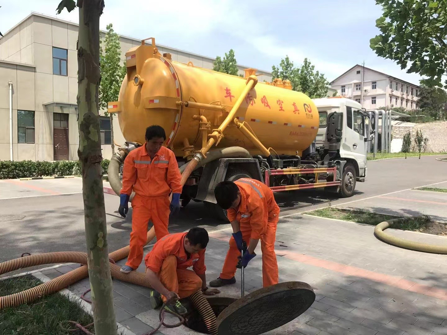 三角管道疏通车停在窨井附近