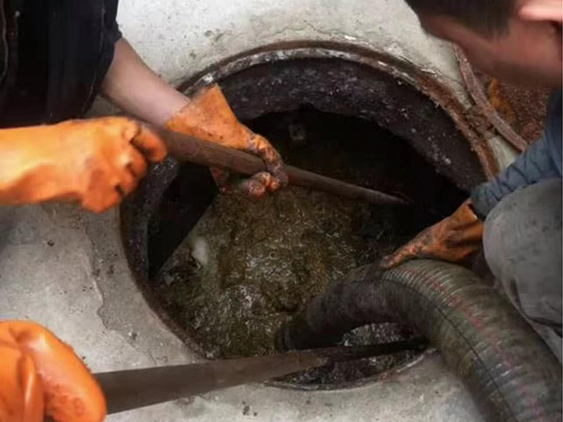 三角清理化粪池时如何避免沼气的危害？